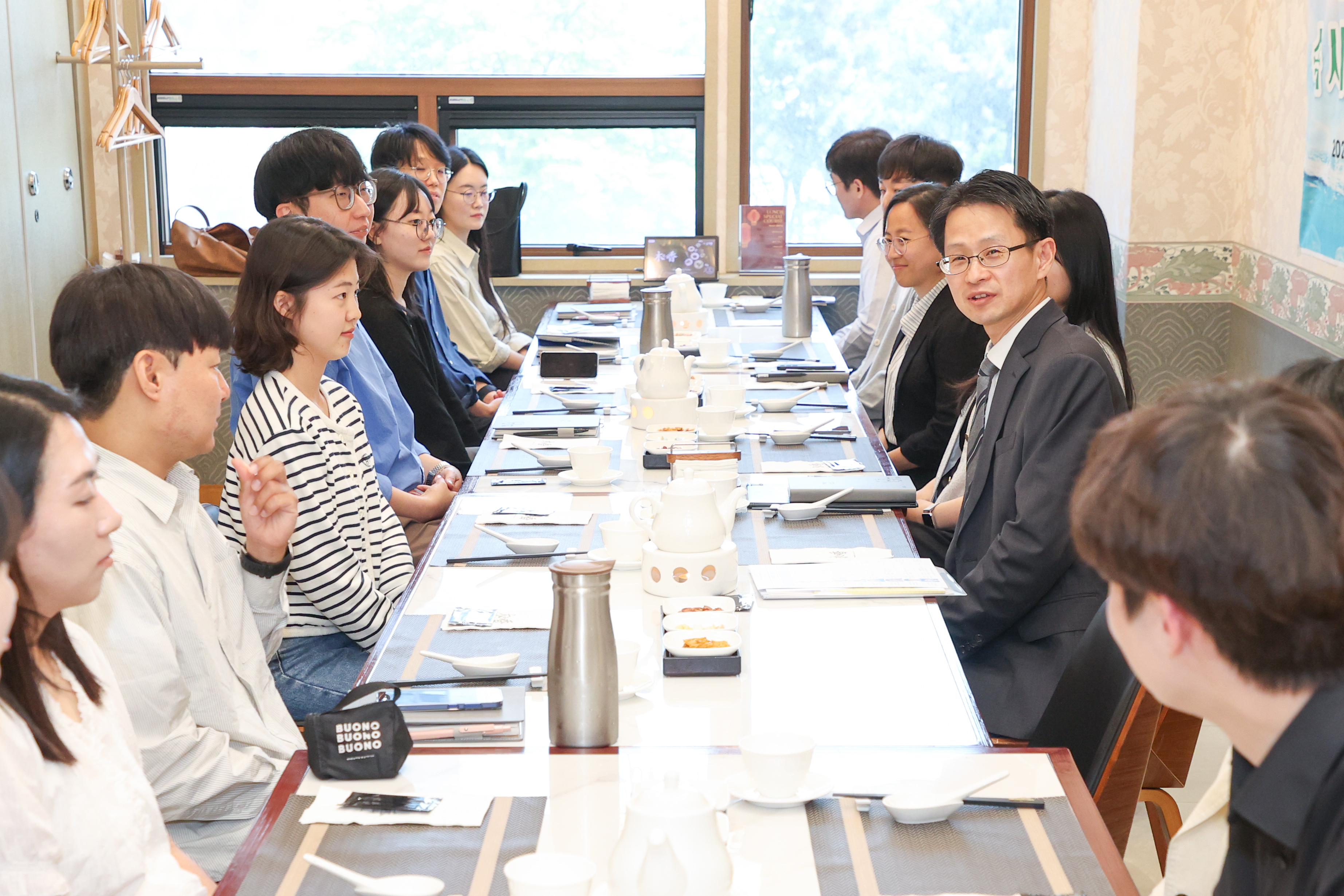 사진1_직원과의대화