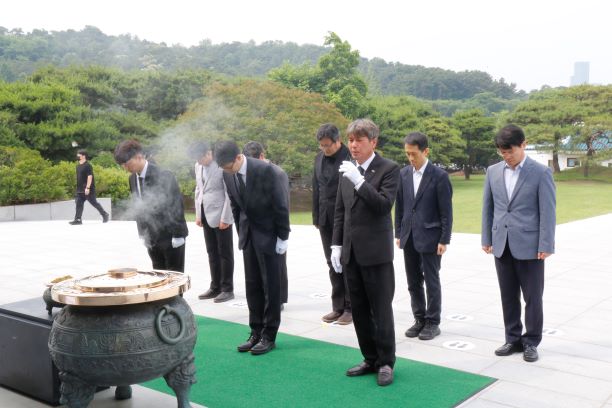 (사진002)서울지방조달청 현충원 참배