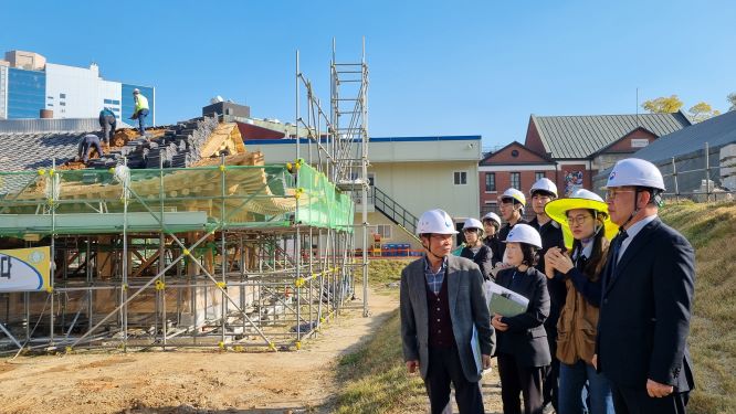 251112 (사진02) 서울지방조달청장 대한제국 역사가 담긴 흥덕전 복원 현장 점검